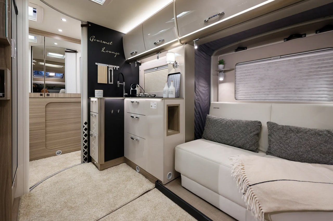 Campervan，Roof tent，Habiton，camping，on vacation，