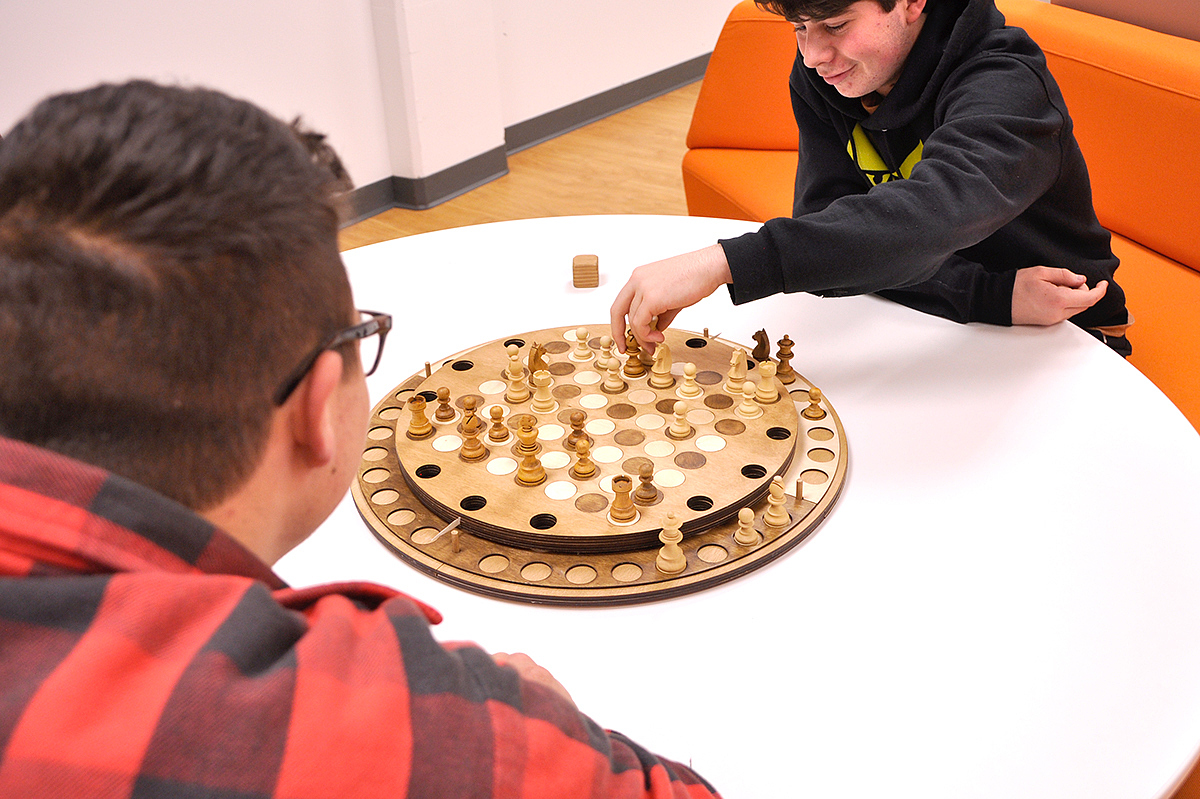 Chess，laser cutting ，woodiness，