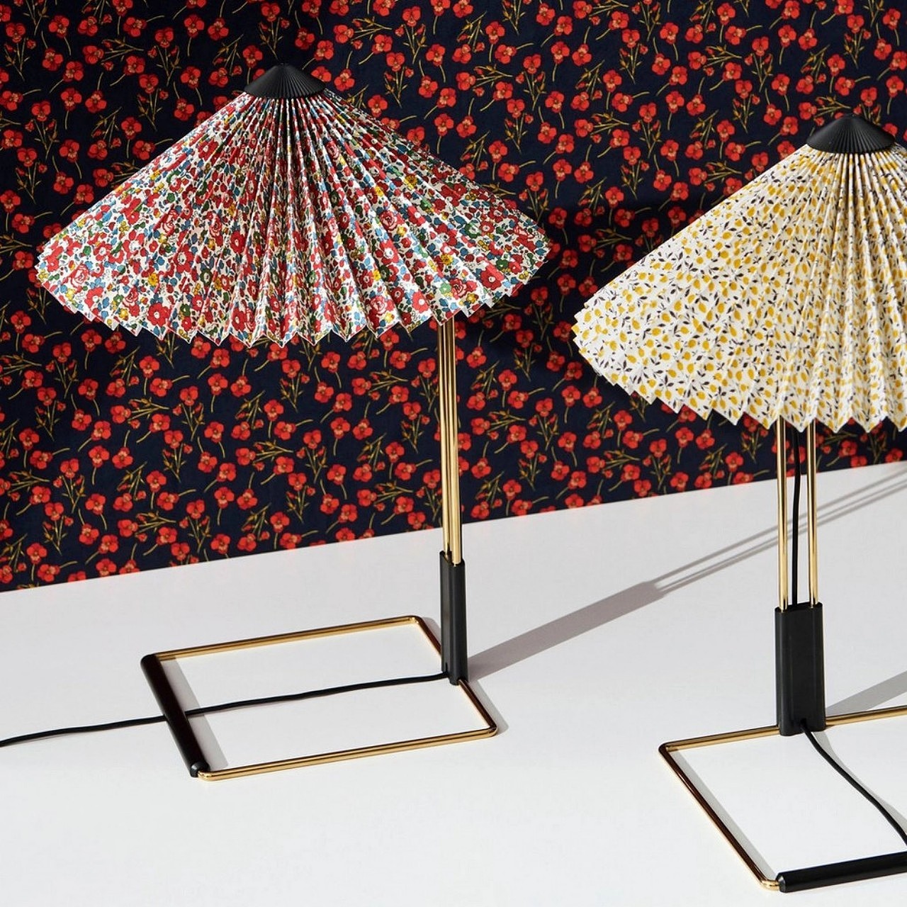 Desk lamp，lamps and lanterns，atmosphere，