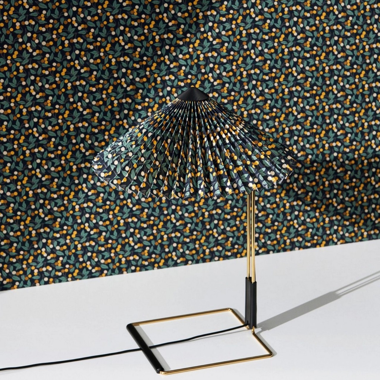 Desk lamp，lamps and lanterns，atmosphere，