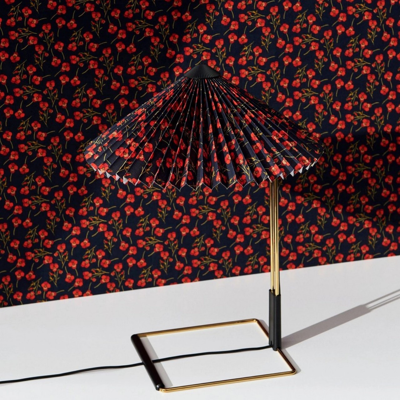 Desk lamp，lamps and lanterns，atmosphere，