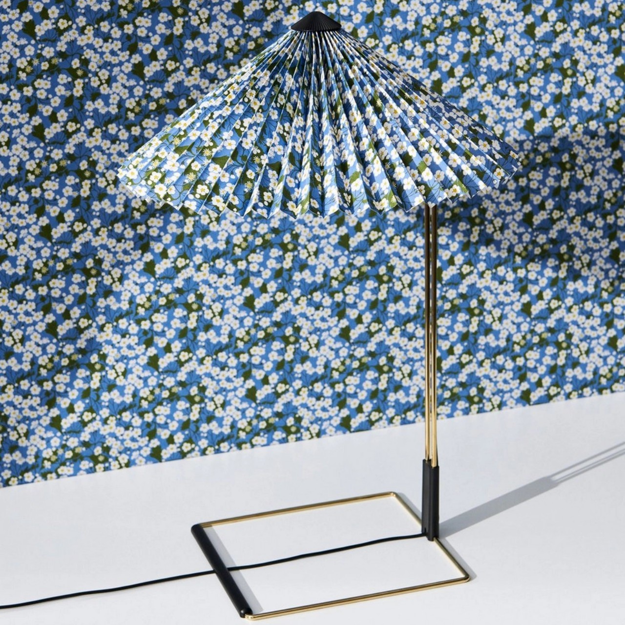 Desk lamp，lamps and lanterns，atmosphere，