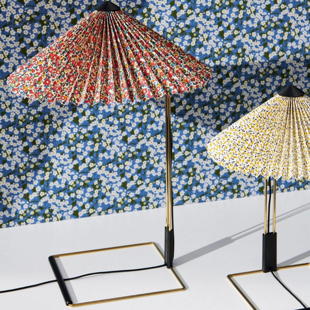 Desk lamp，lamps and lanterns，atmosphere，