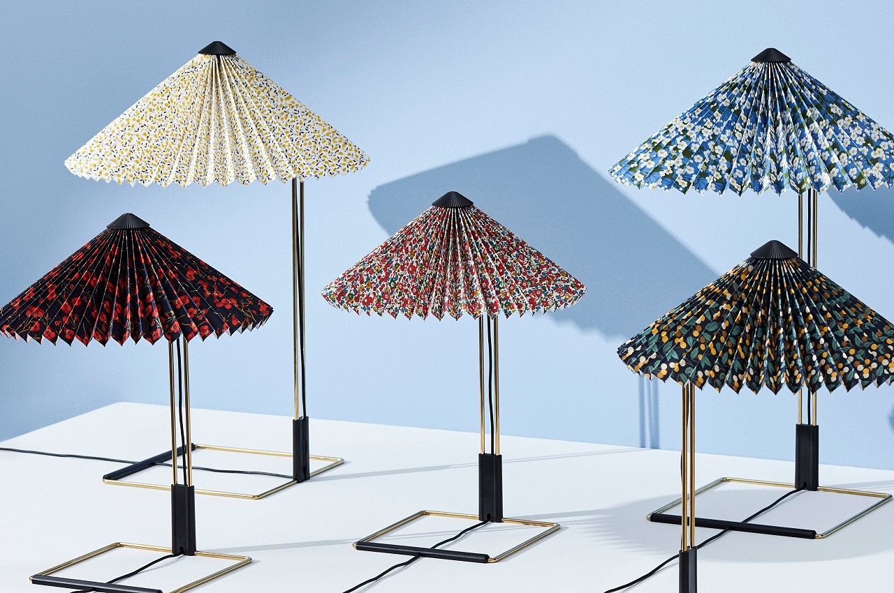 Desk lamp，lamps and lanterns，atmosphere，