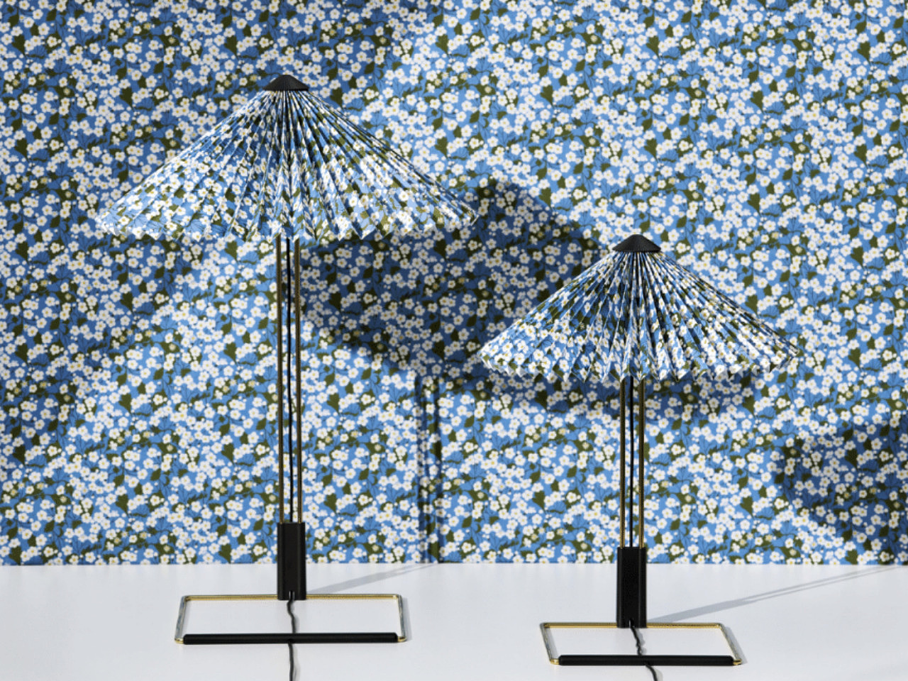 Desk lamp，lamps and lanterns，atmosphere，