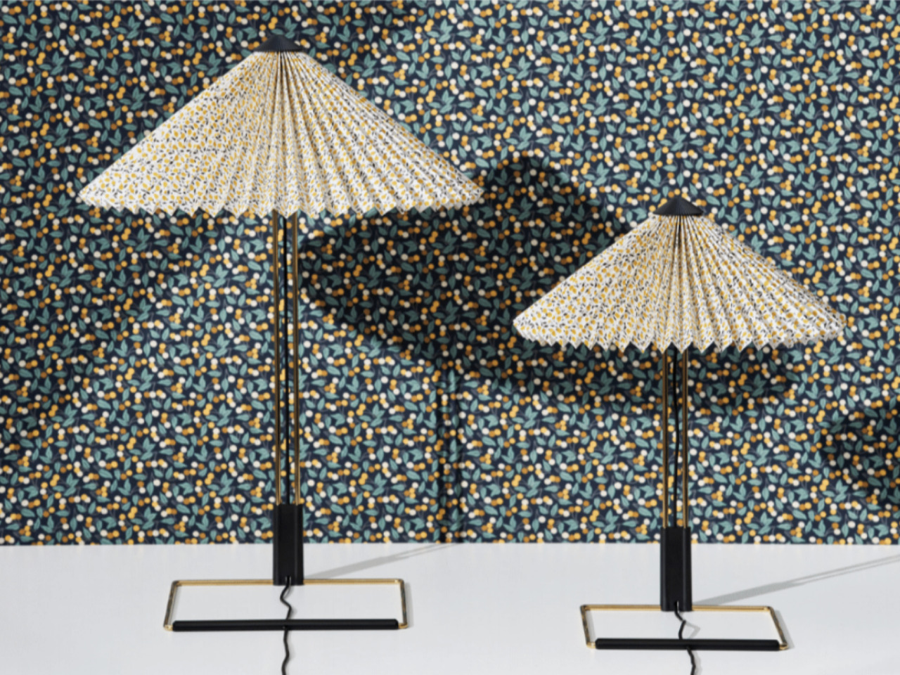 Desk lamp，lamps and lanterns，atmosphere，