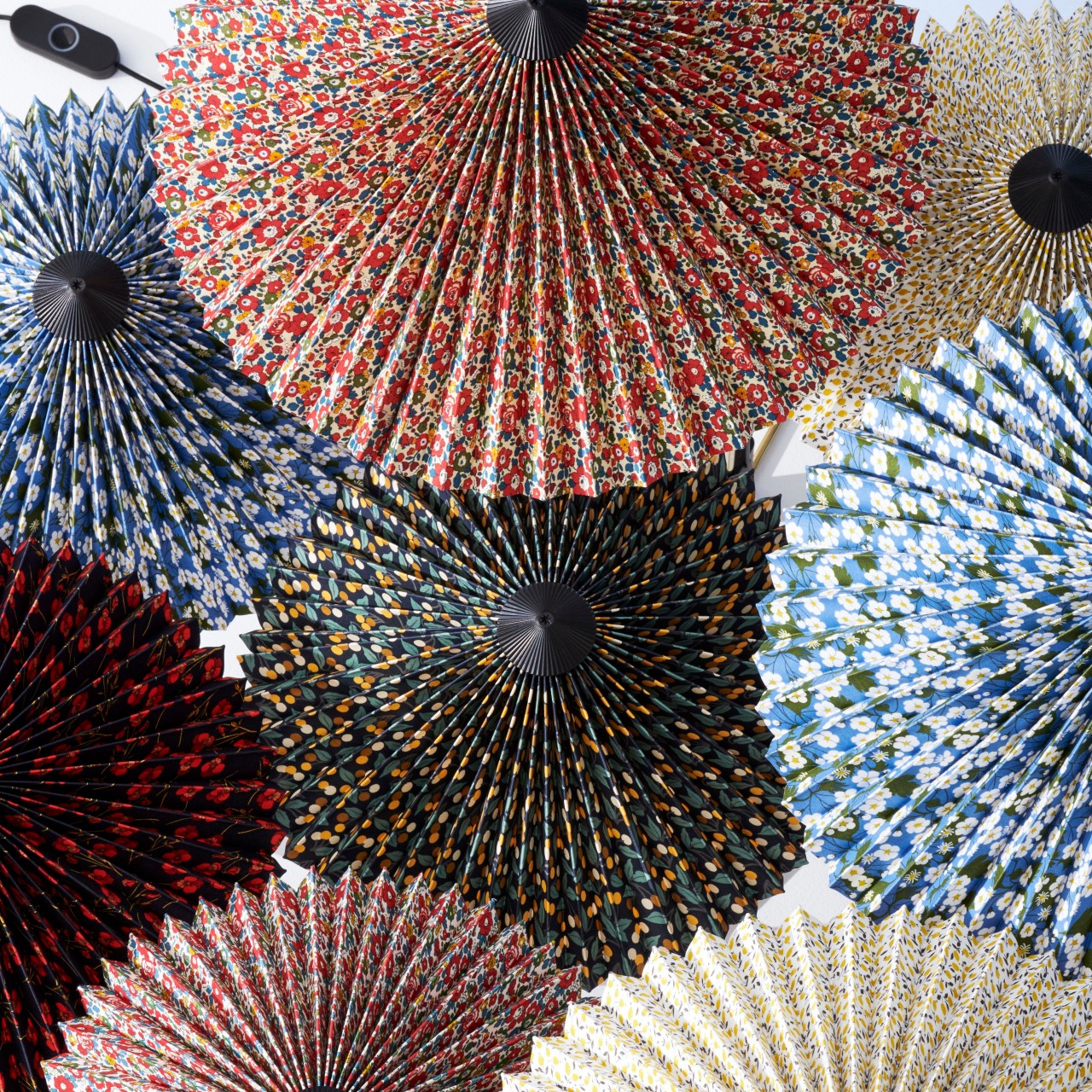 Desk lamp，lamps and lanterns，atmosphere，