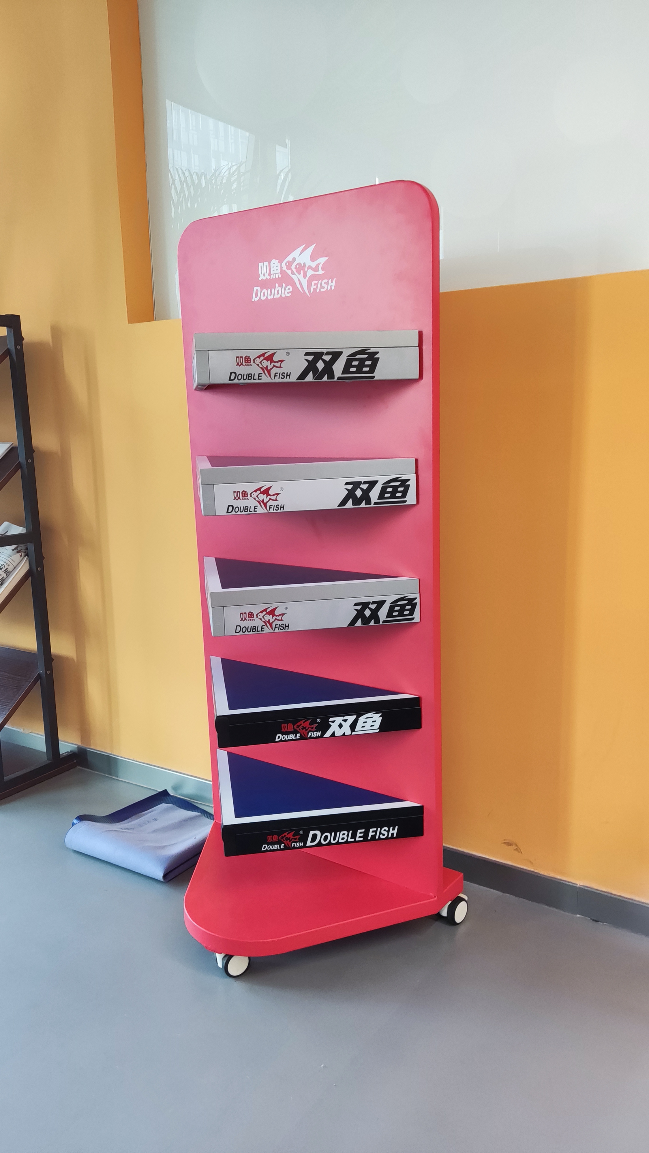 Table，Display rack，Sports equipment，motion，