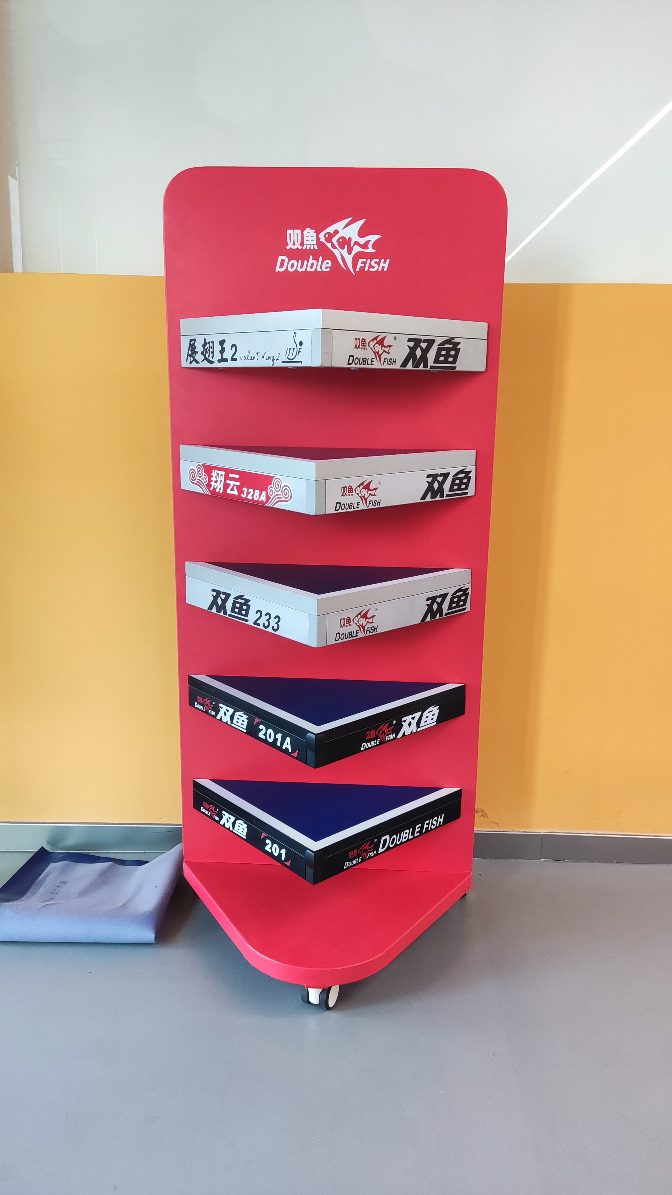 Table，Display rack，Sports equipment，motion，