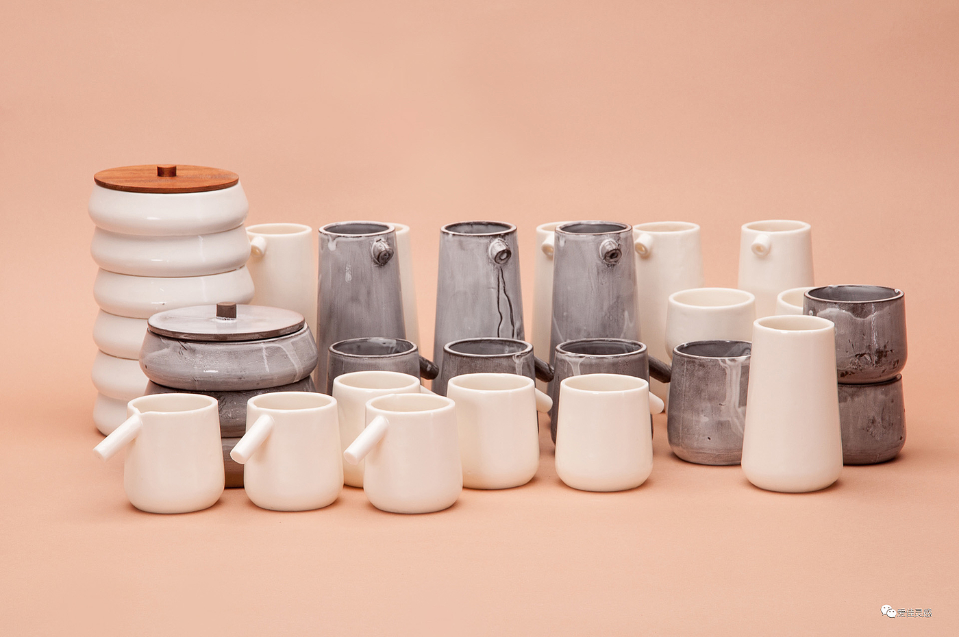tea set，Quality life，A set of porcelain，Ceramics and wood，Hand drawing，Original texture，manufacturing process，Desk lamp，wood，Interesting structure，Wood and white，Triangular support，glass，storage box，kettle，lamps and lanterns，