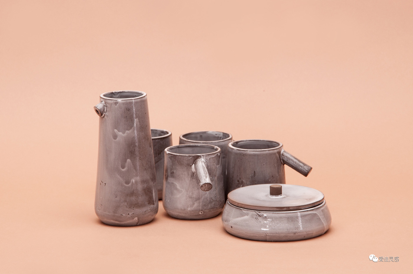 tea set，Quality life，A set of porcelain，Ceramics and wood，Hand drawing，Original texture，manufacturing process，Desk lamp，wood，Interesting structure，Wood and white，Triangular support，glass，storage box，kettle，lamps and lanterns，