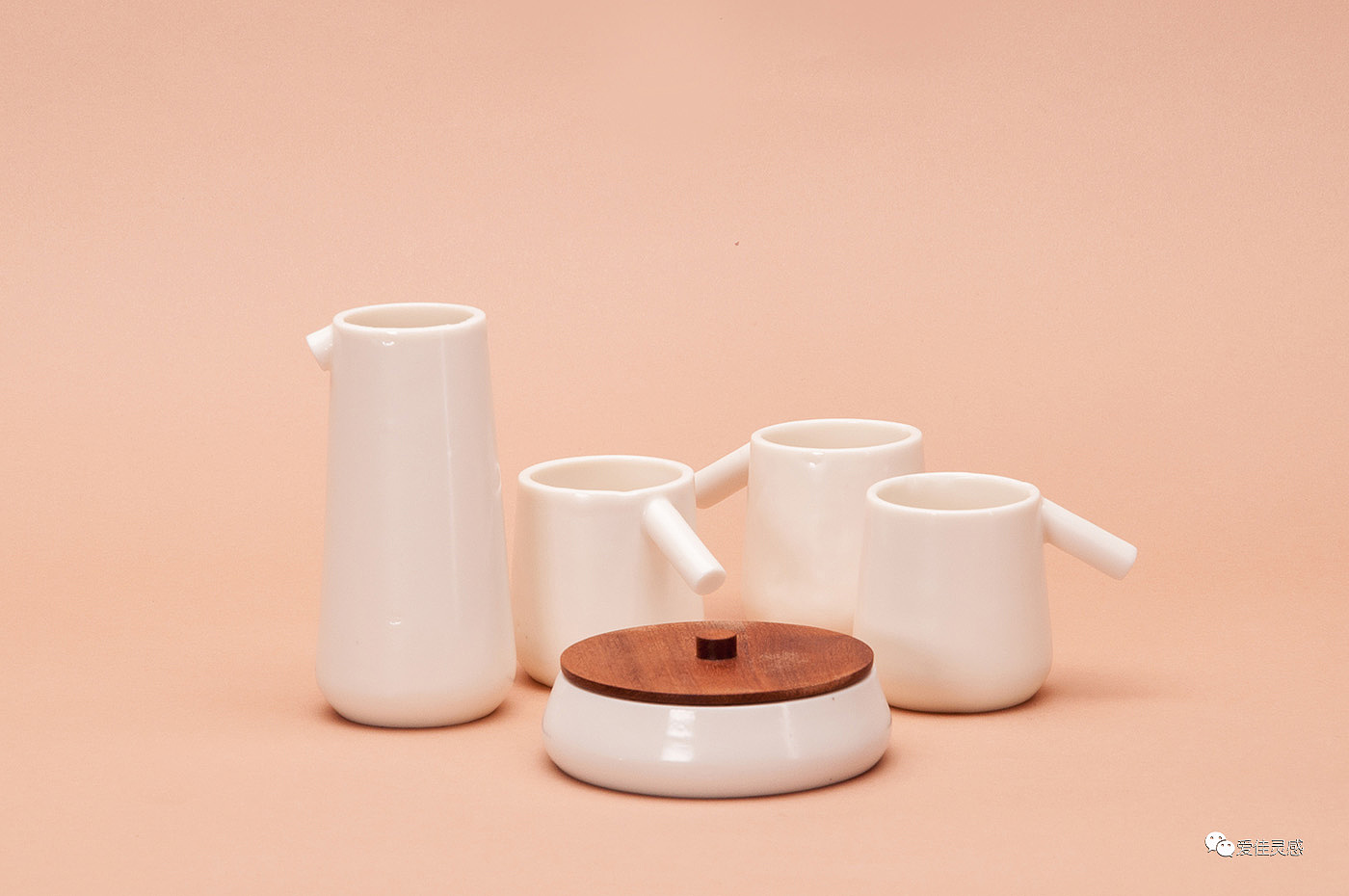 tea set，Quality life，A set of porcelain，Ceramics and wood，Hand drawing，Original texture，manufacturing process，Desk lamp，wood，Interesting structure，Wood and white，Triangular support，glass，storage box，kettle，lamps and lanterns，