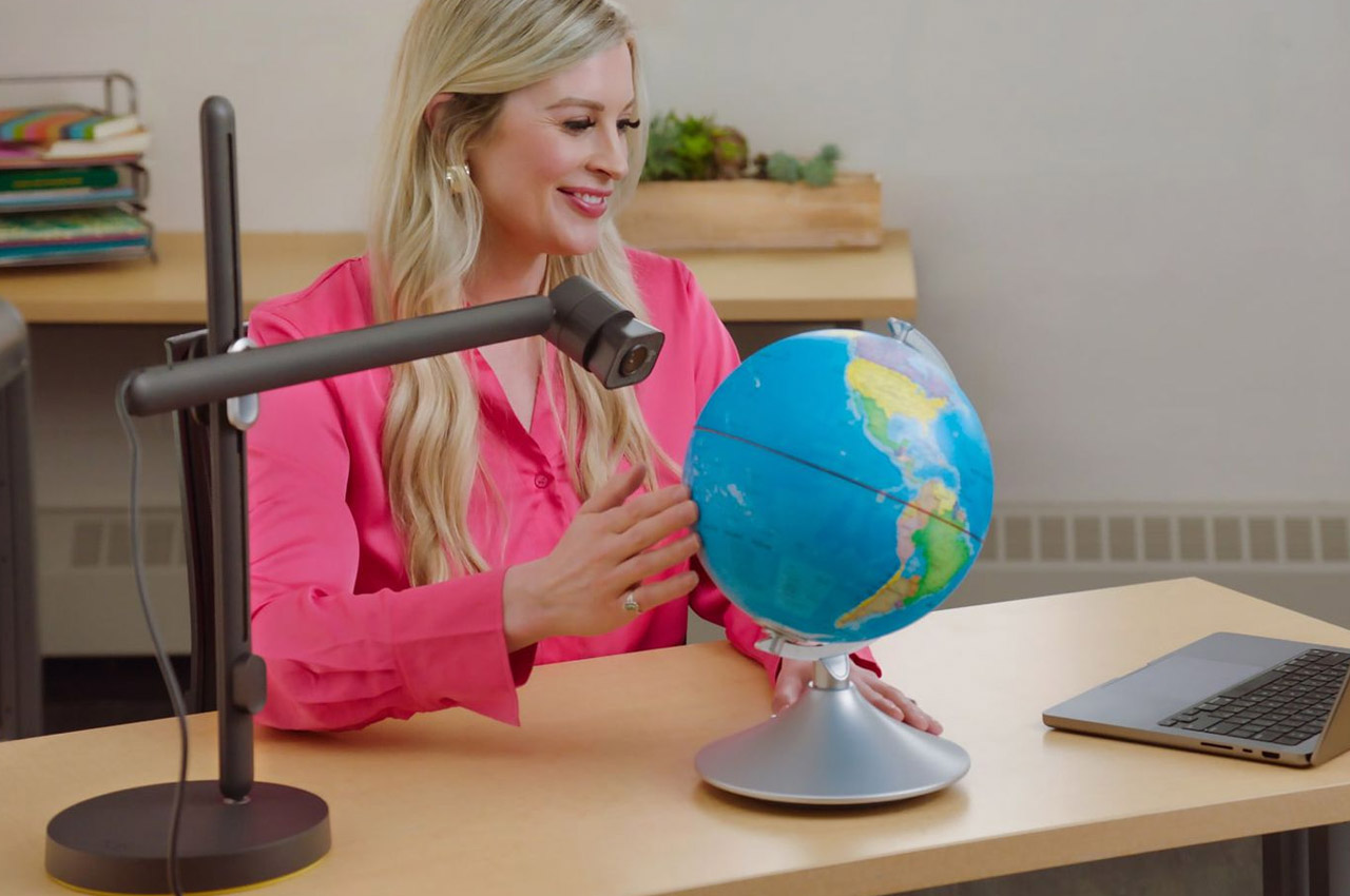 Articulated，Stretch your arms，REACH，camera，