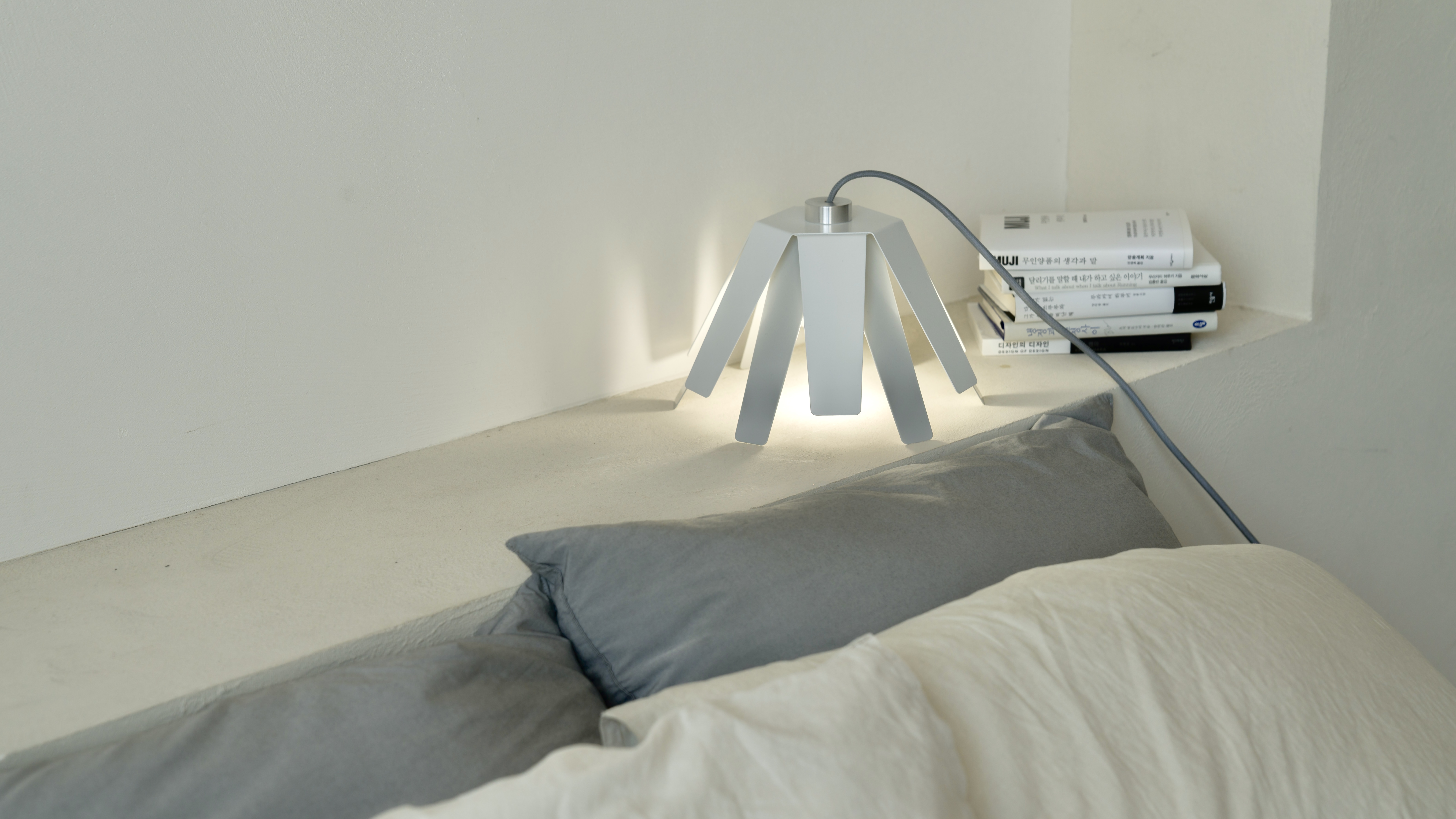 Desk lamp，lamps and lanterns，pattern，