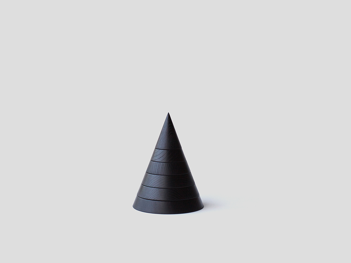 Candlestick，cone，modularization，Free combination，candle，Pyramid，gules，lamps and lanterns，natural，The sun rises and sets，Transformation intensity，Metal，desk，woodiness，fashion，Simplicity，Table，