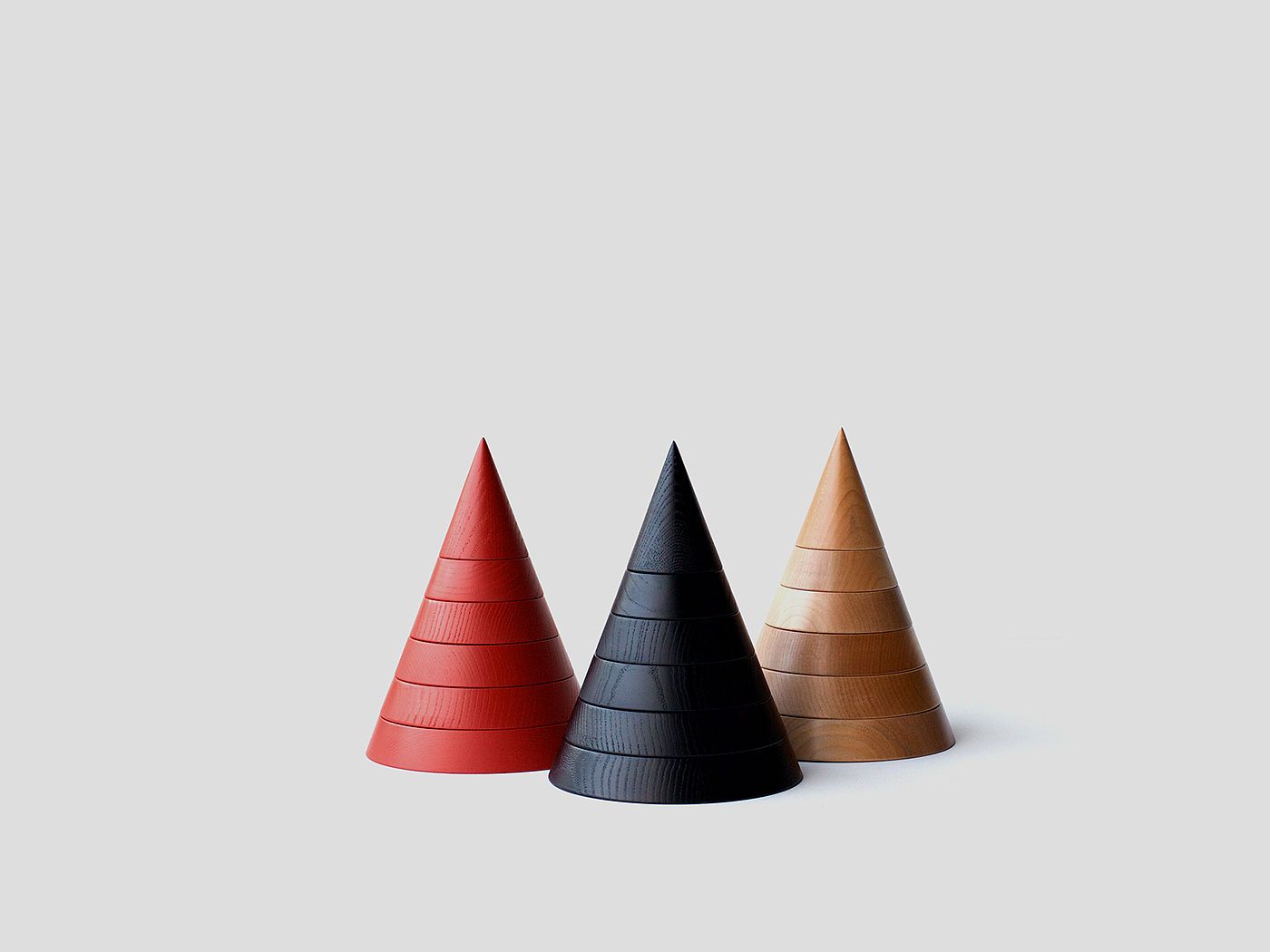 Candlestick，cone，modularization，Free combination，candle，Pyramid，gules，lamps and lanterns，natural，The sun rises and sets，Transformation intensity，Metal，desk，woodiness，fashion，Simplicity，Table，