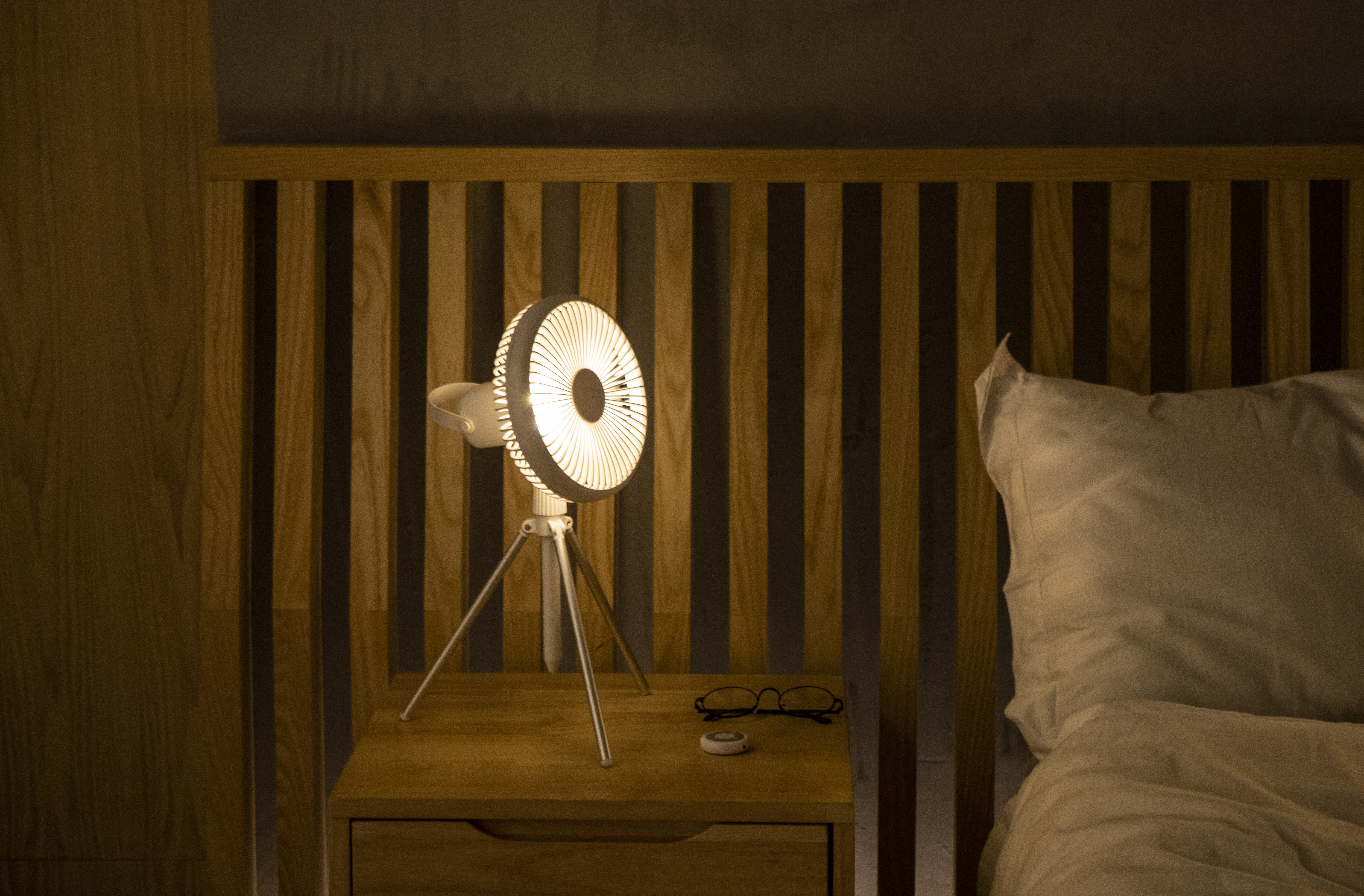 Desktop fan，Log wind，Slim Design ，multi-function，Night light function，Summer artifact，Tripod Fan，Camping Artifact，