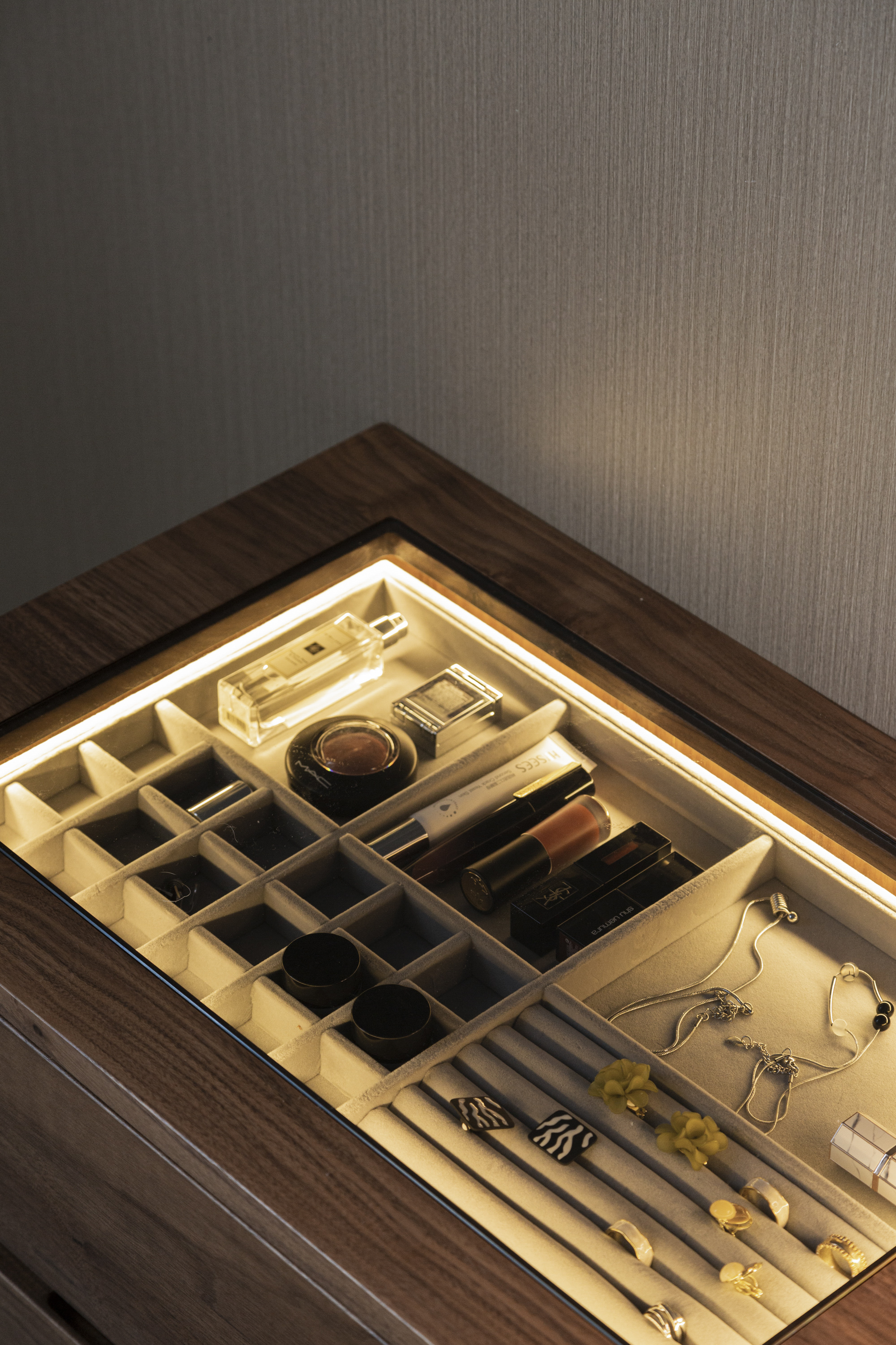 Solid wood furniture，Original design，furniture design ，dresser，Bucket cabinet，Black walnut furniture，industrial design，