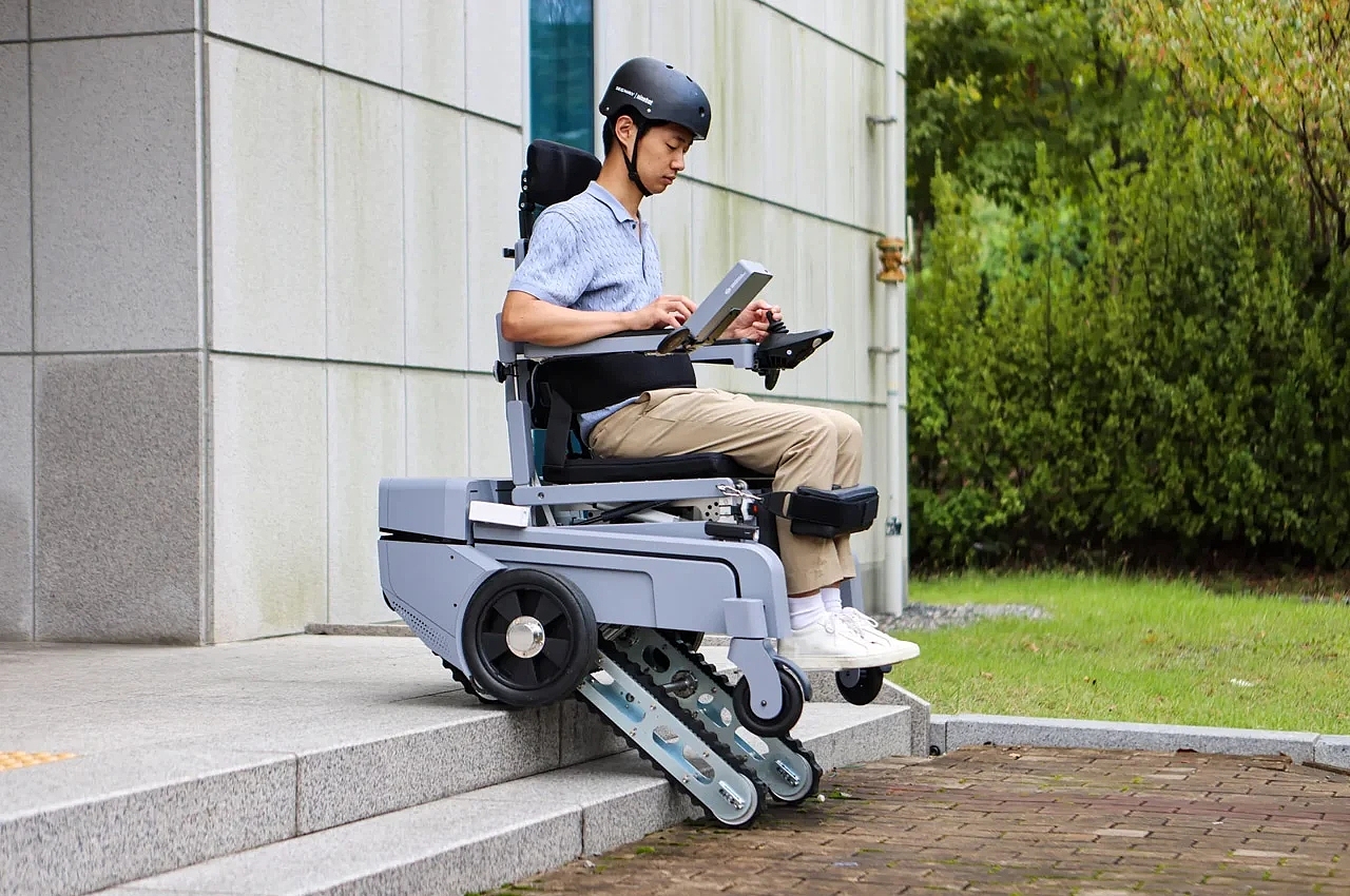 wheelchair，robot，Disabled people，