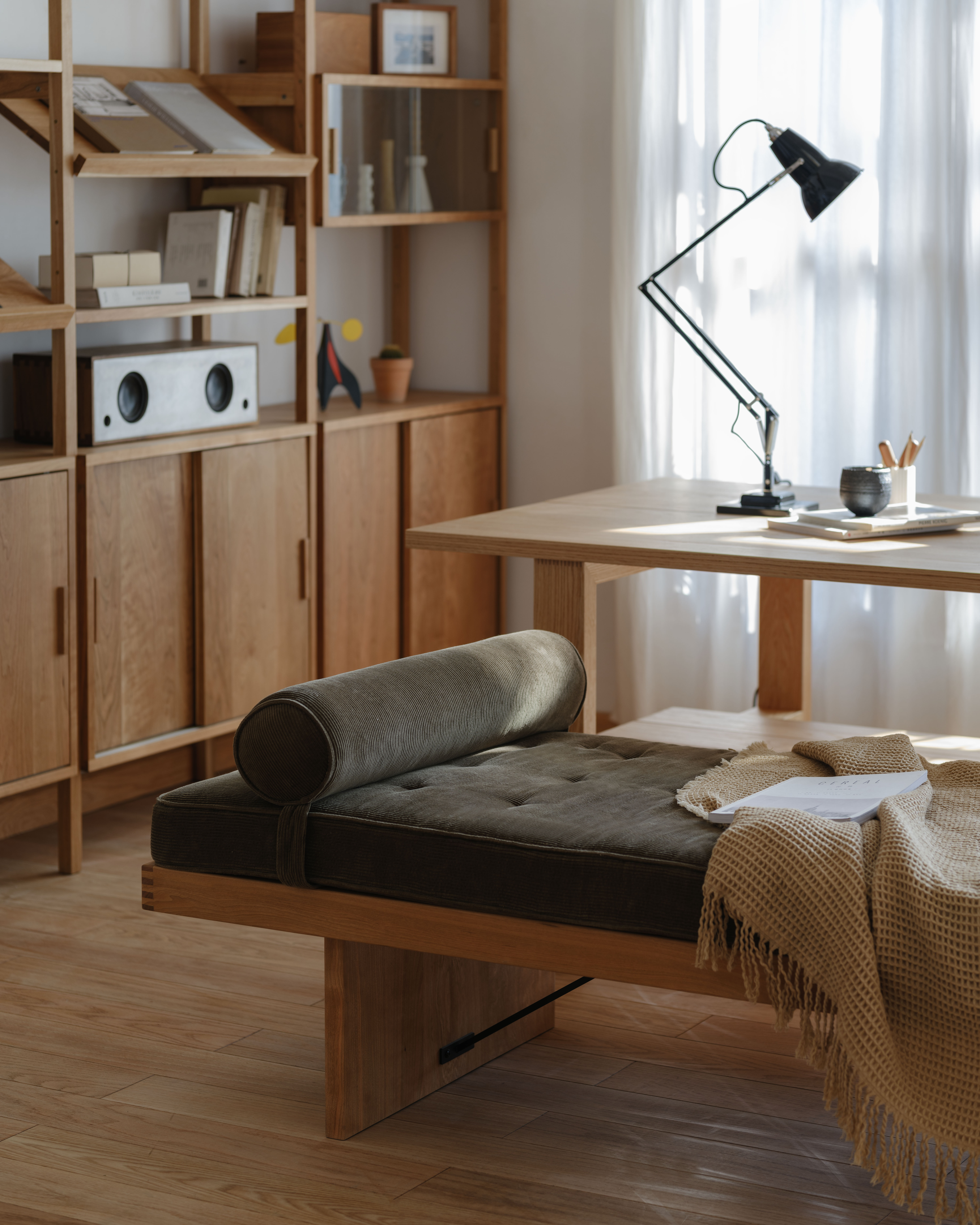 Day Bed，Lunch Break，tea table，soft roll，Solid wood furniture，