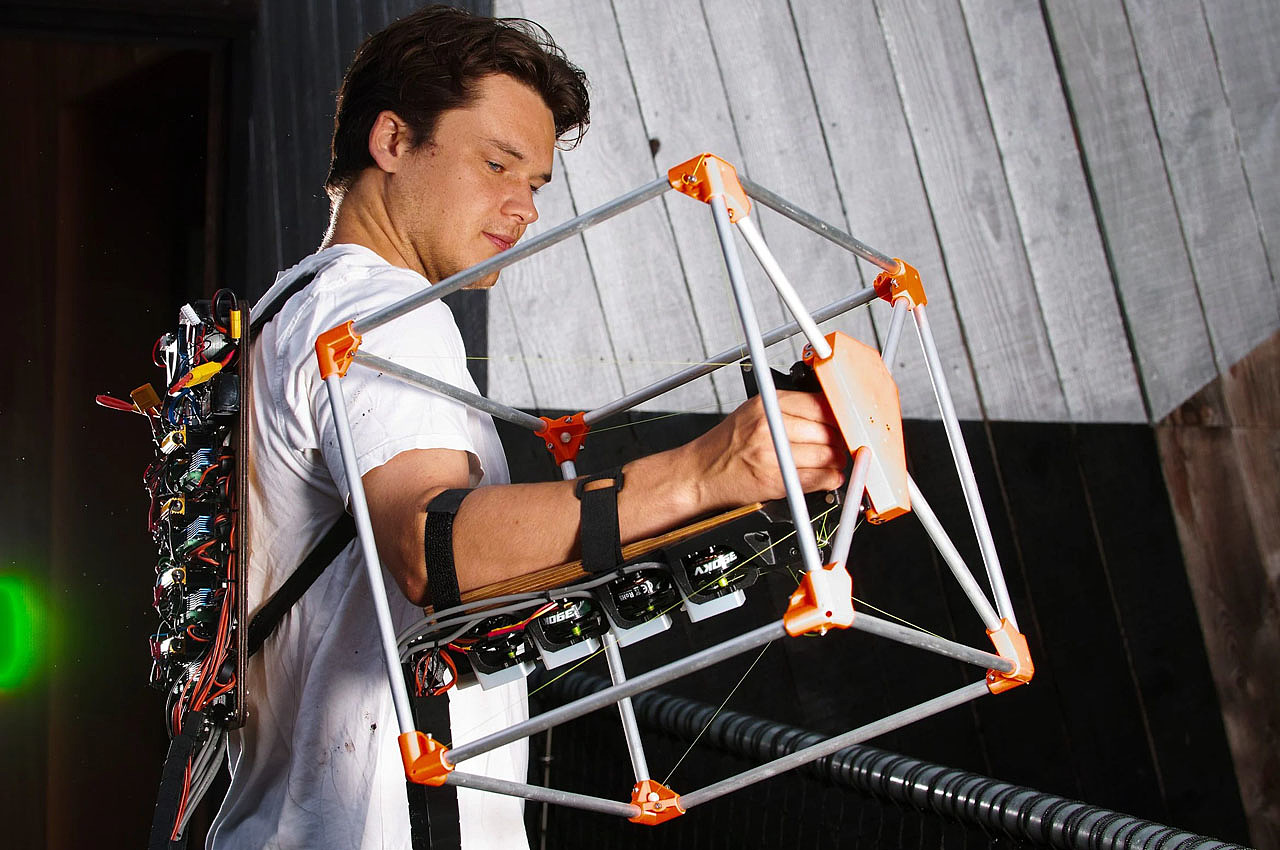Mecha-Morphis，Wearable CNC Machine Tools，mobile digital machine tool，industrial equipment ，