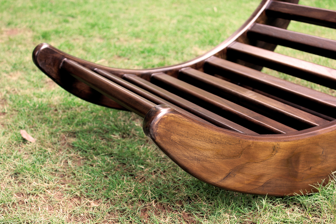 Rocking chair，product design，woodiness，