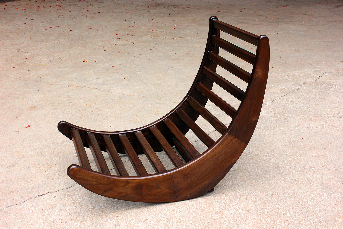 Rocking chair，product design，woodiness，