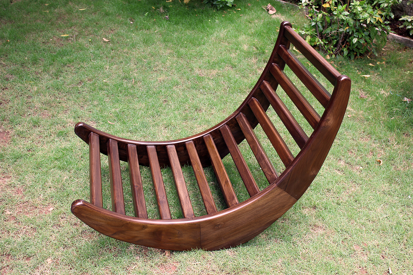 Rocking chair，product design，woodiness，