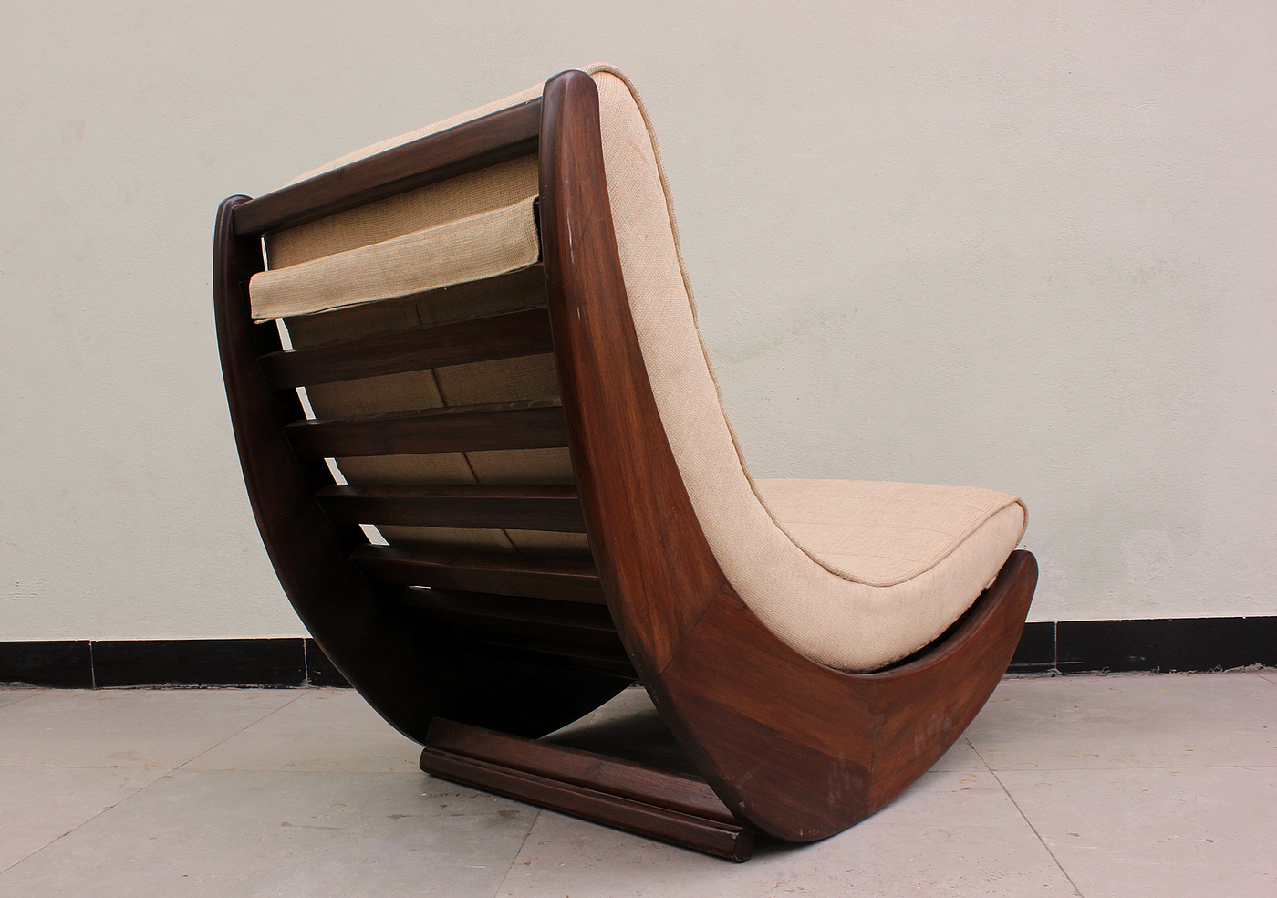 Rocking chair，product design，woodiness，