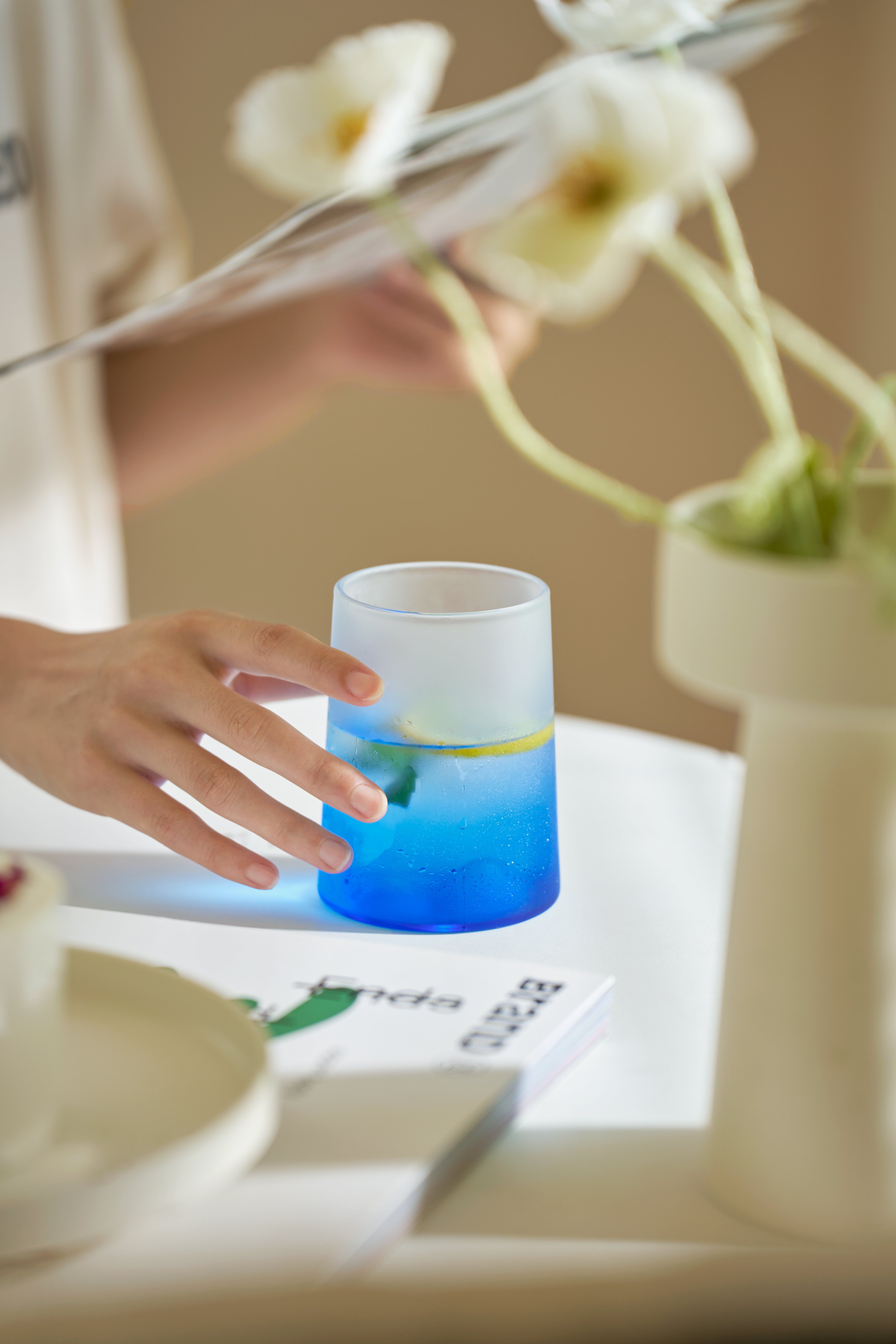 Glass，kettle，Water cup，natural，blue，mountain，sea，cloud，