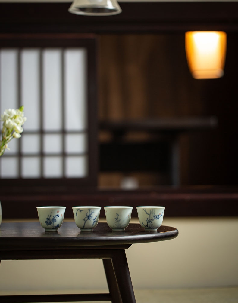 underglaze blue and flower，