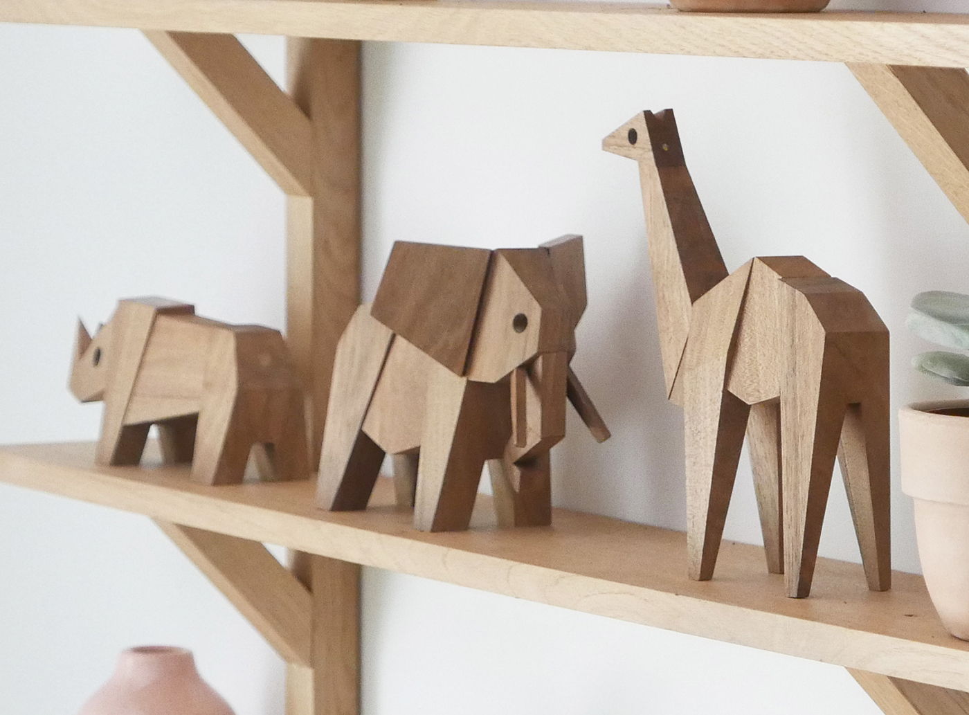rhinoceros，elephant，giraffe，Toys，Ornaments，magnet，wood，Movable，Desk lamp，lamps and lanterns，Bedside lamp，rubber string，Control intensity，Mortise and tenon，