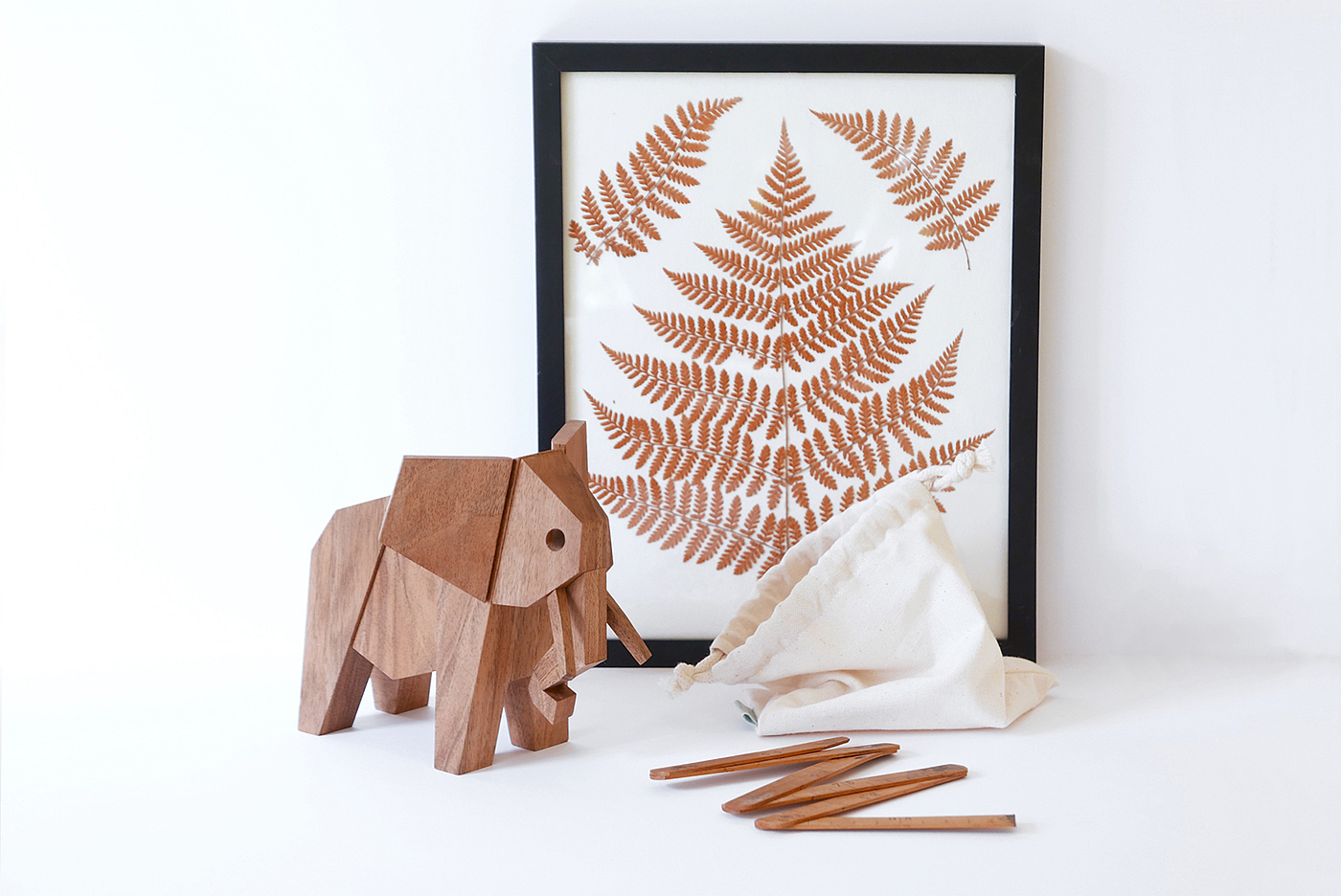 rhinoceros，elephant，giraffe，Toys，Ornaments，magnet，wood，Movable，Desk lamp，lamps and lanterns，Bedside lamp，rubber string，Control intensity，Mortise and tenon，
