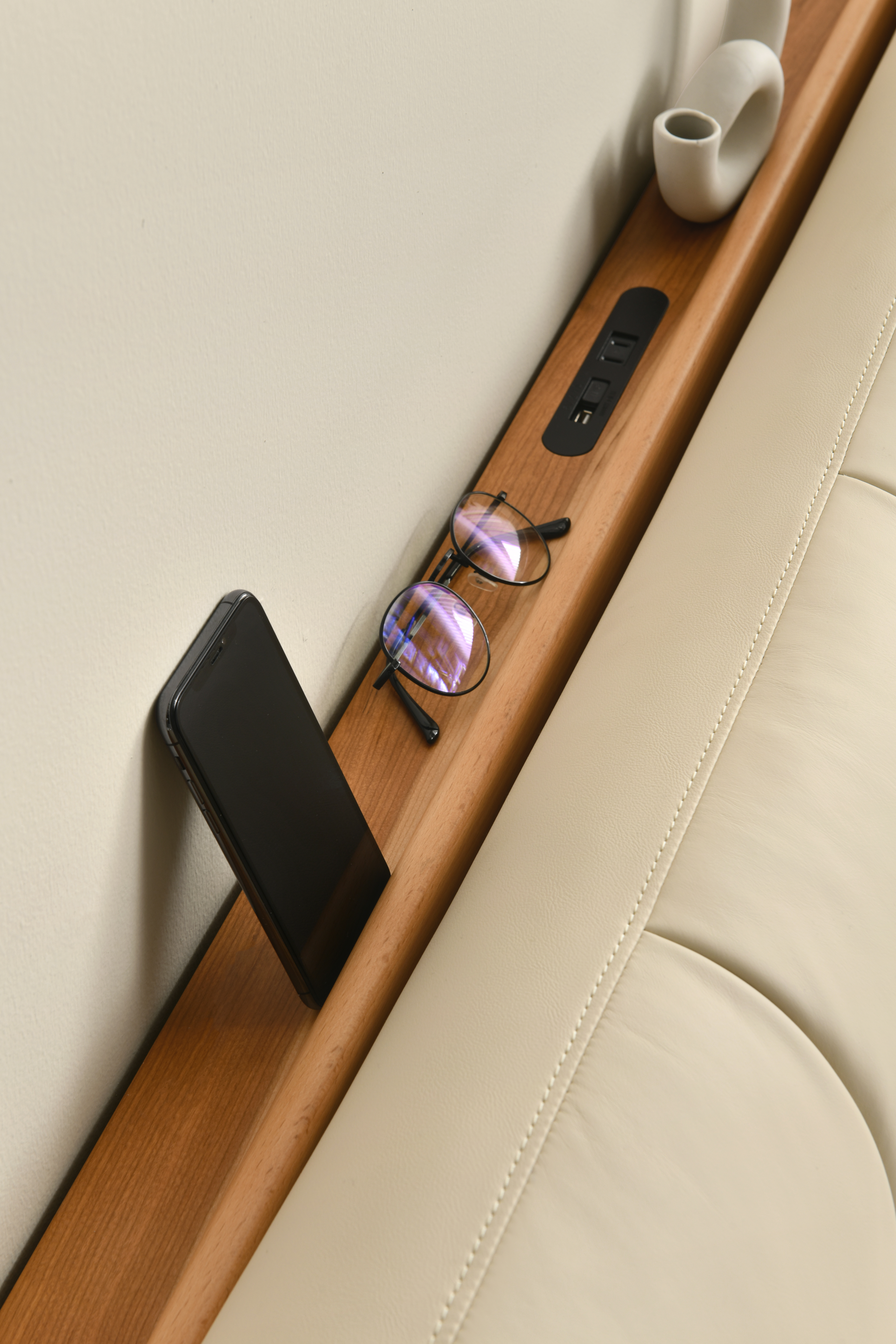 Solid Wood · Bed · Cherry Wood · Leather Bag，