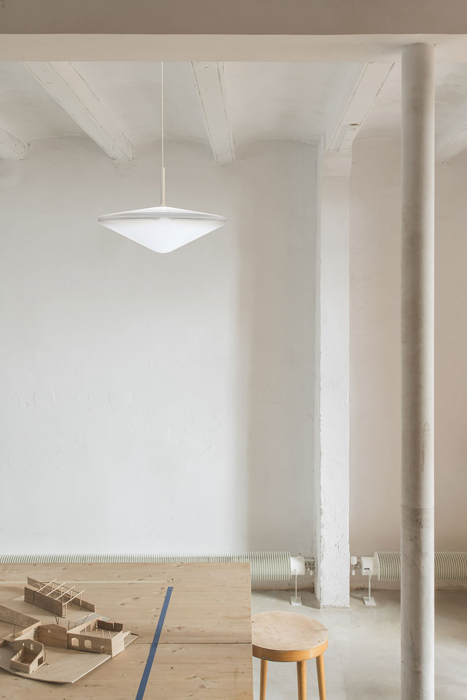 lamps and lanterns，Desk lamp，a chandelier，Clip lamp，Bedside lamp，fashion，Glass，Glass chandelier，Line element，Minimalist lamps，Wood and paper，Metal lamps，Black and white collocation，