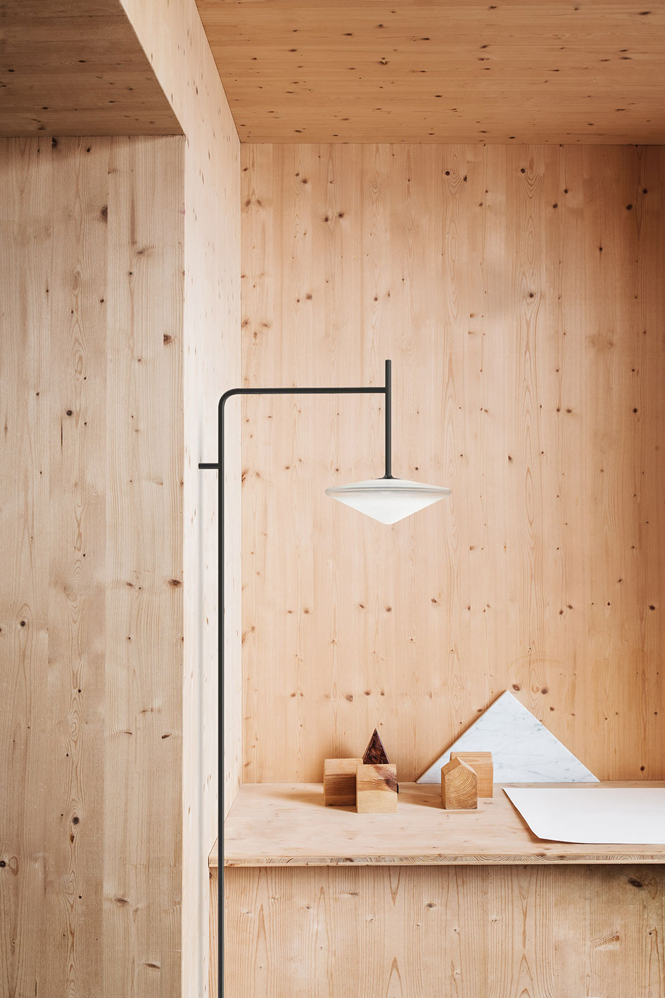 lamps and lanterns，Desk lamp，a chandelier，Clip lamp，Bedside lamp，fashion，Glass，Glass chandelier，Line element，Minimalist lamps，Wood and paper，Metal lamps，Black and white collocation，