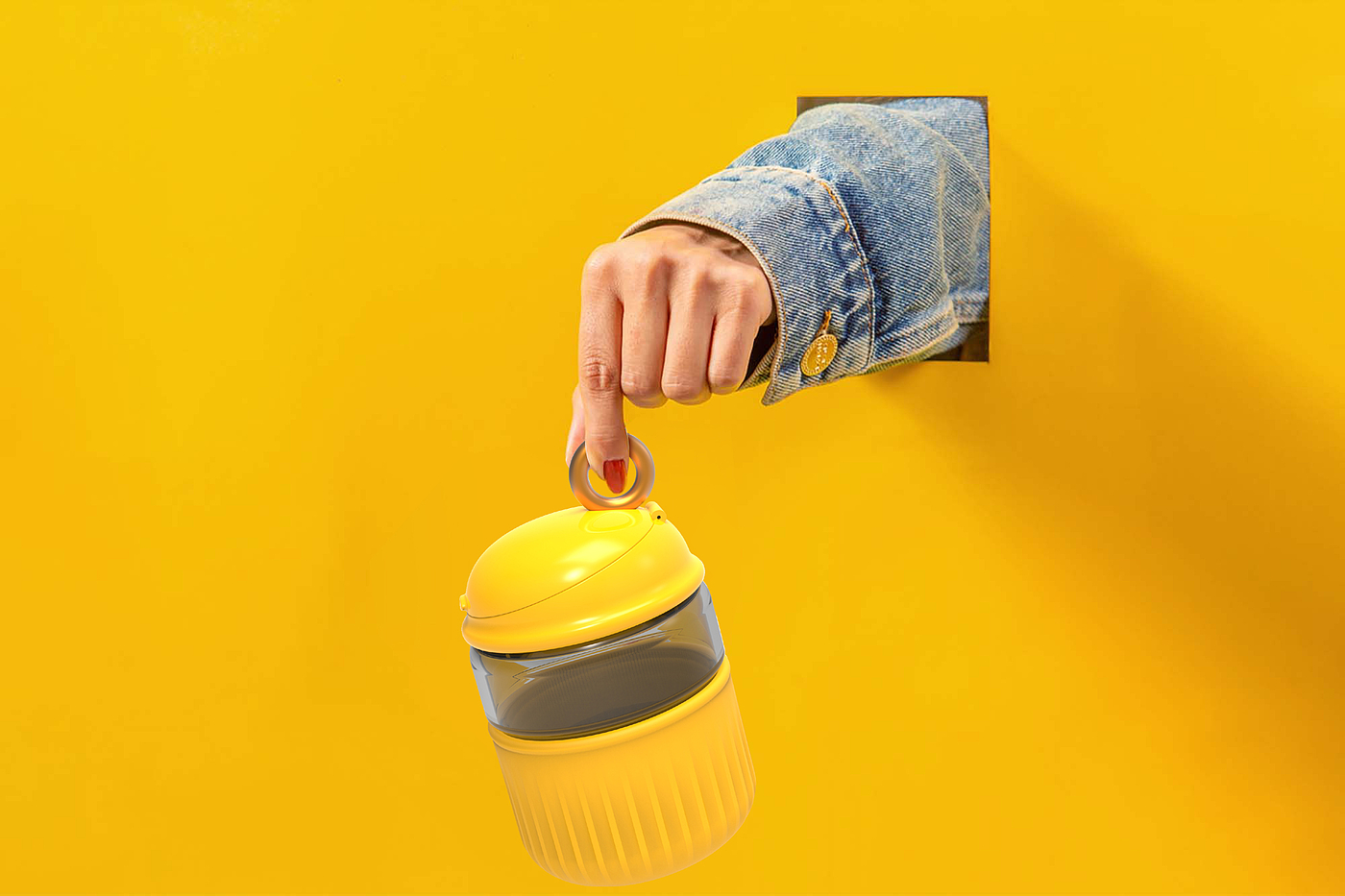Cup in hand，