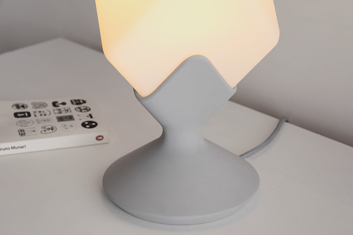 modern stylish，Black and white gray color matching，Minimalist，Warm color light source，Brain hole design，Table lamp design，Lamp design，