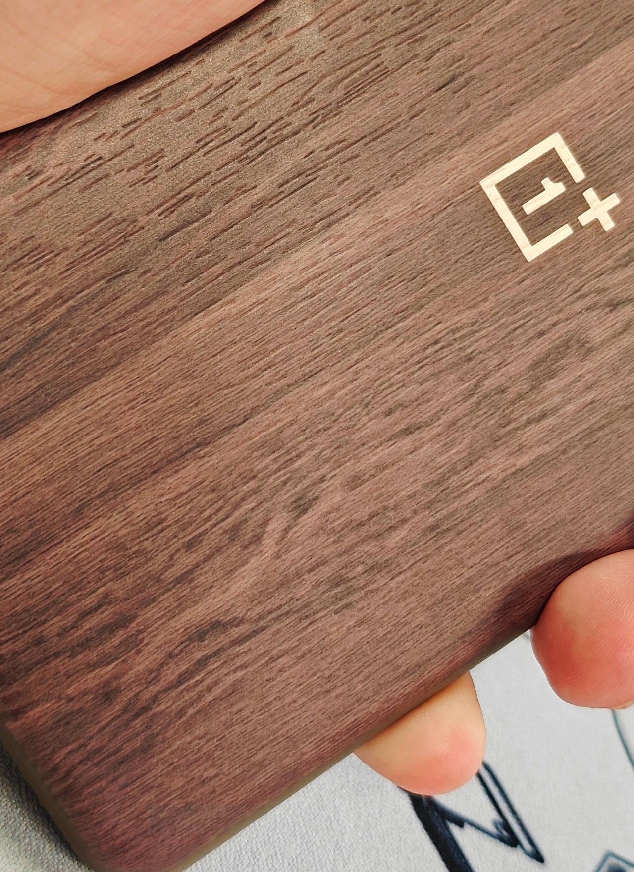 One plus，wood texture，mobile phone，product design，