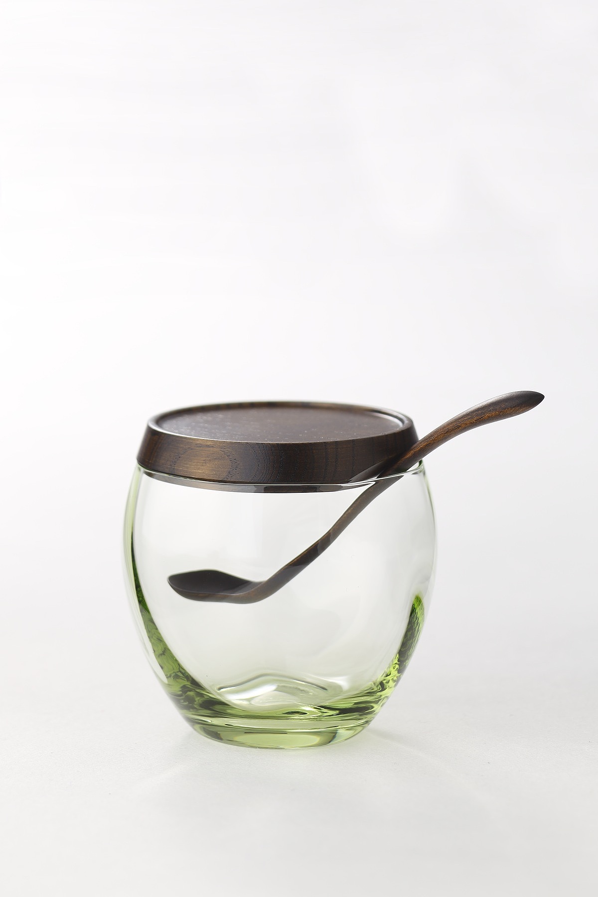Glass，wood，cup，teacup，bottle，