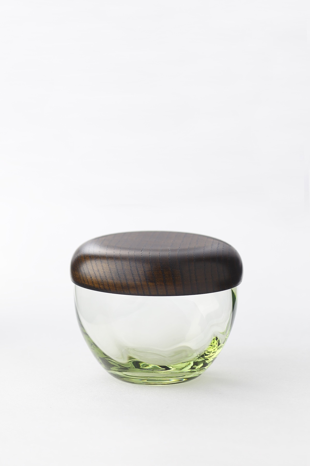 Glass，wood，cup，teacup，bottle，