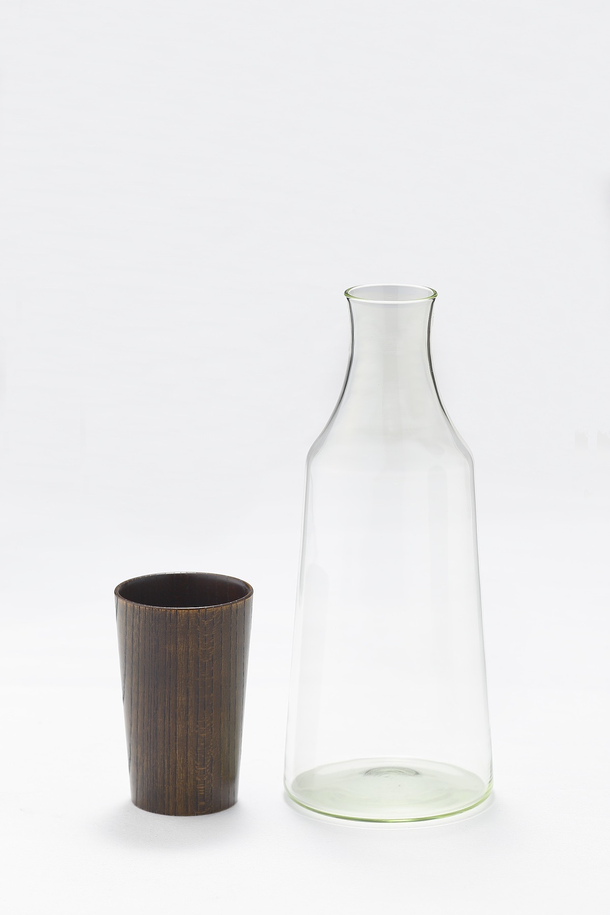 Glass，wood，cup，teacup，bottle，