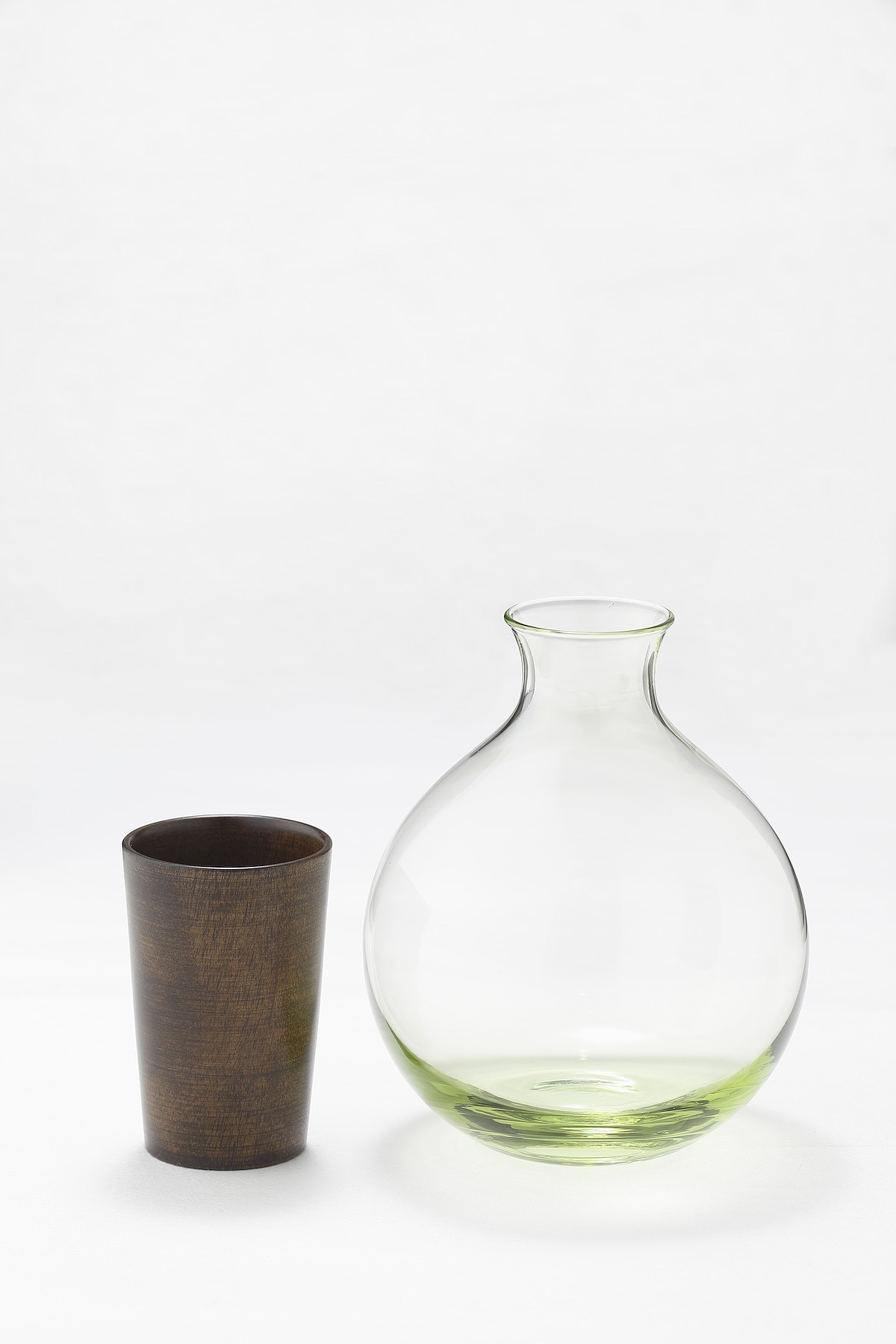 Glass，wood，cup，teacup，bottle，