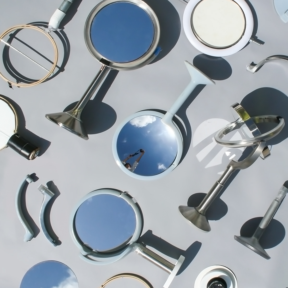 brightness，Natural light，Cosmetic mirror，Three sides，Simple people，