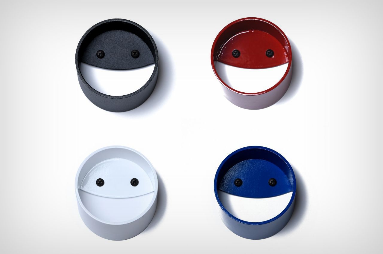 a hook，suspension，emoticon，