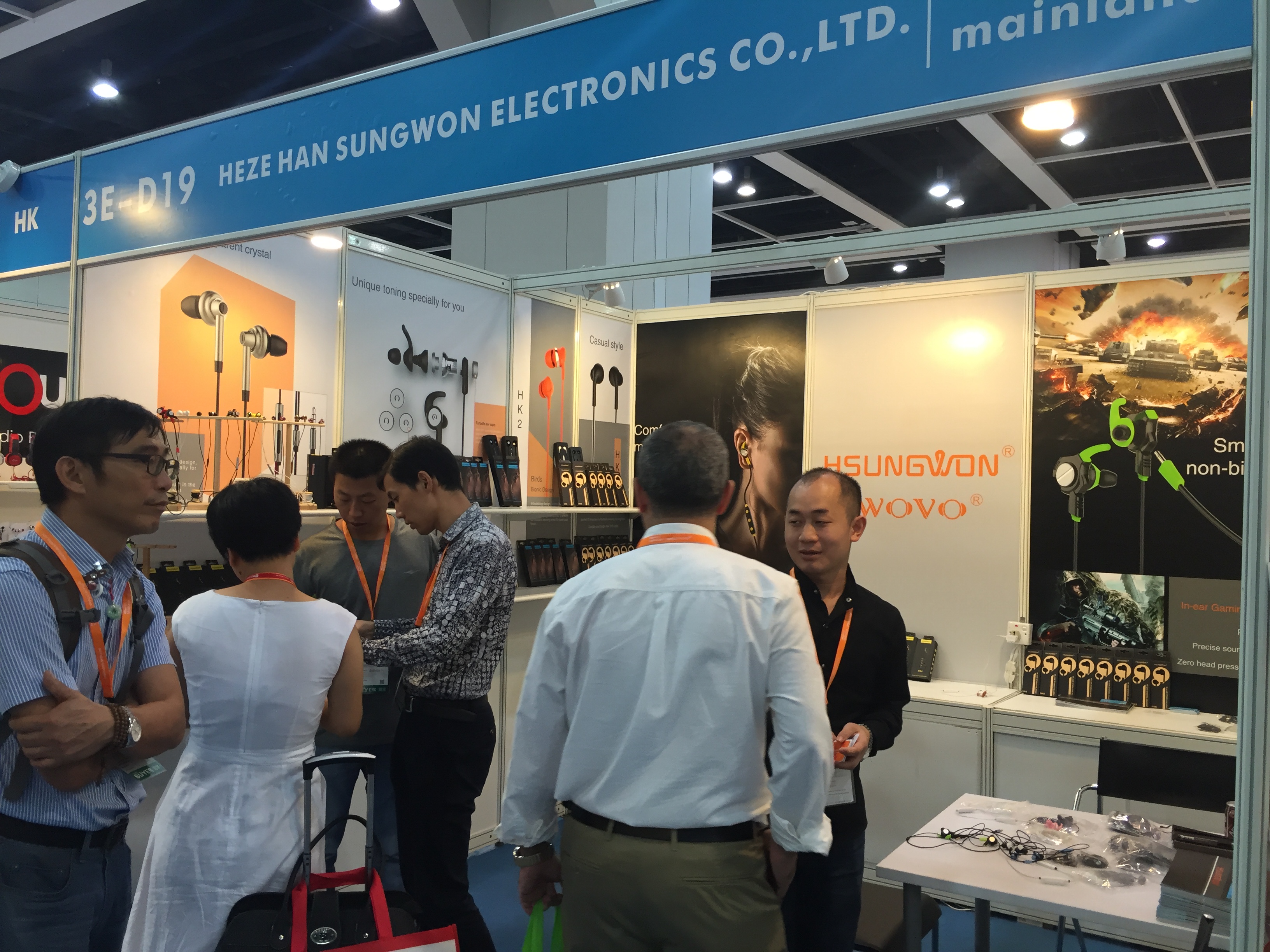 Headset, in ear, game, pluggable microphone，