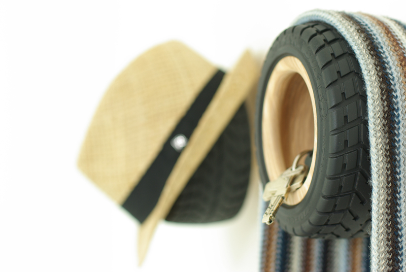 a hook，tyre，Ornaments，