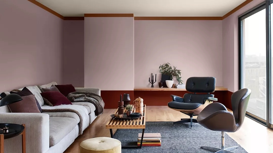 Dulux，cozy，Warm wood brown，Flower room table，lamps and lanterns，sofa，