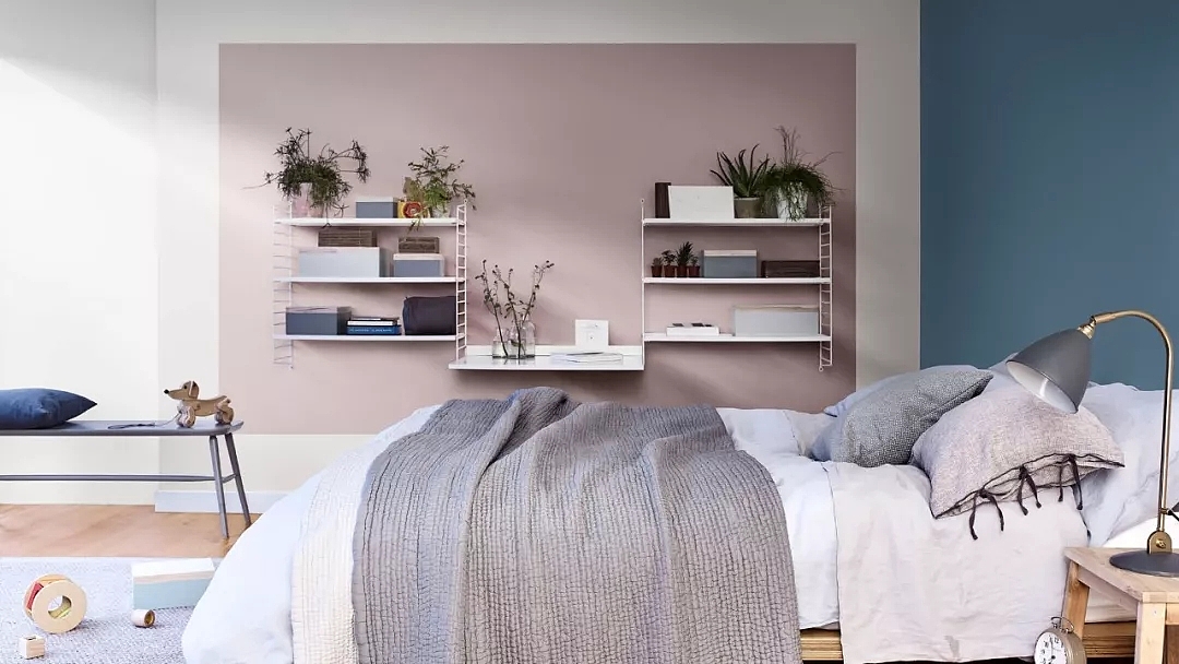 Dulux，cozy，Warm wood brown，Flower room table，lamps and lanterns，sofa，
