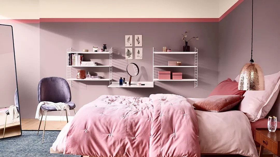Dulux，cozy，Warm wood brown，Flower room table，lamps and lanterns，sofa，